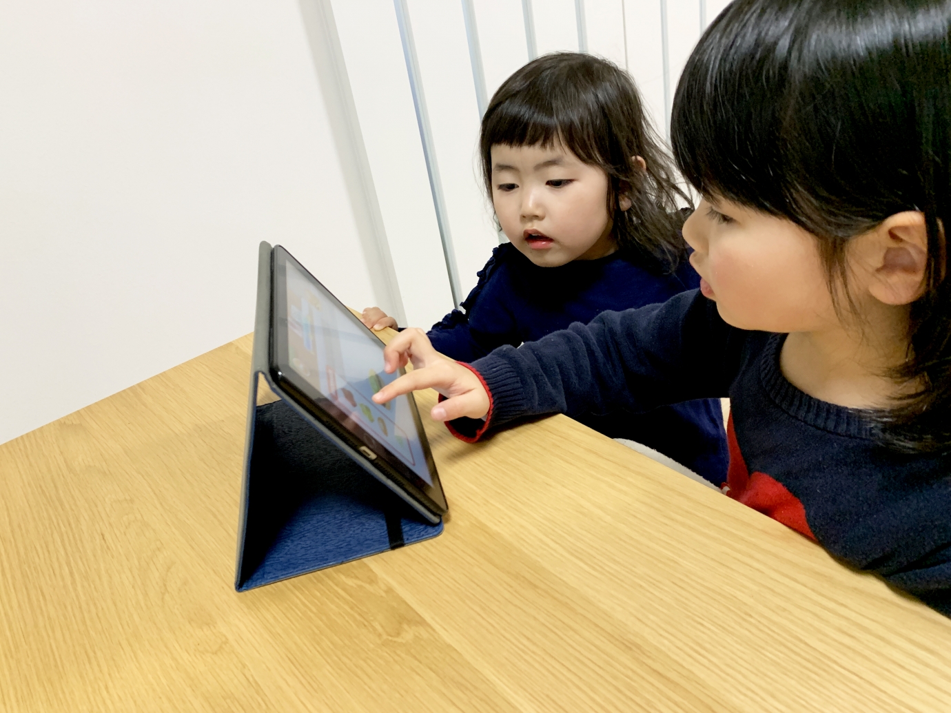 菅家さんのお子さんがキッヅスターを試している様子