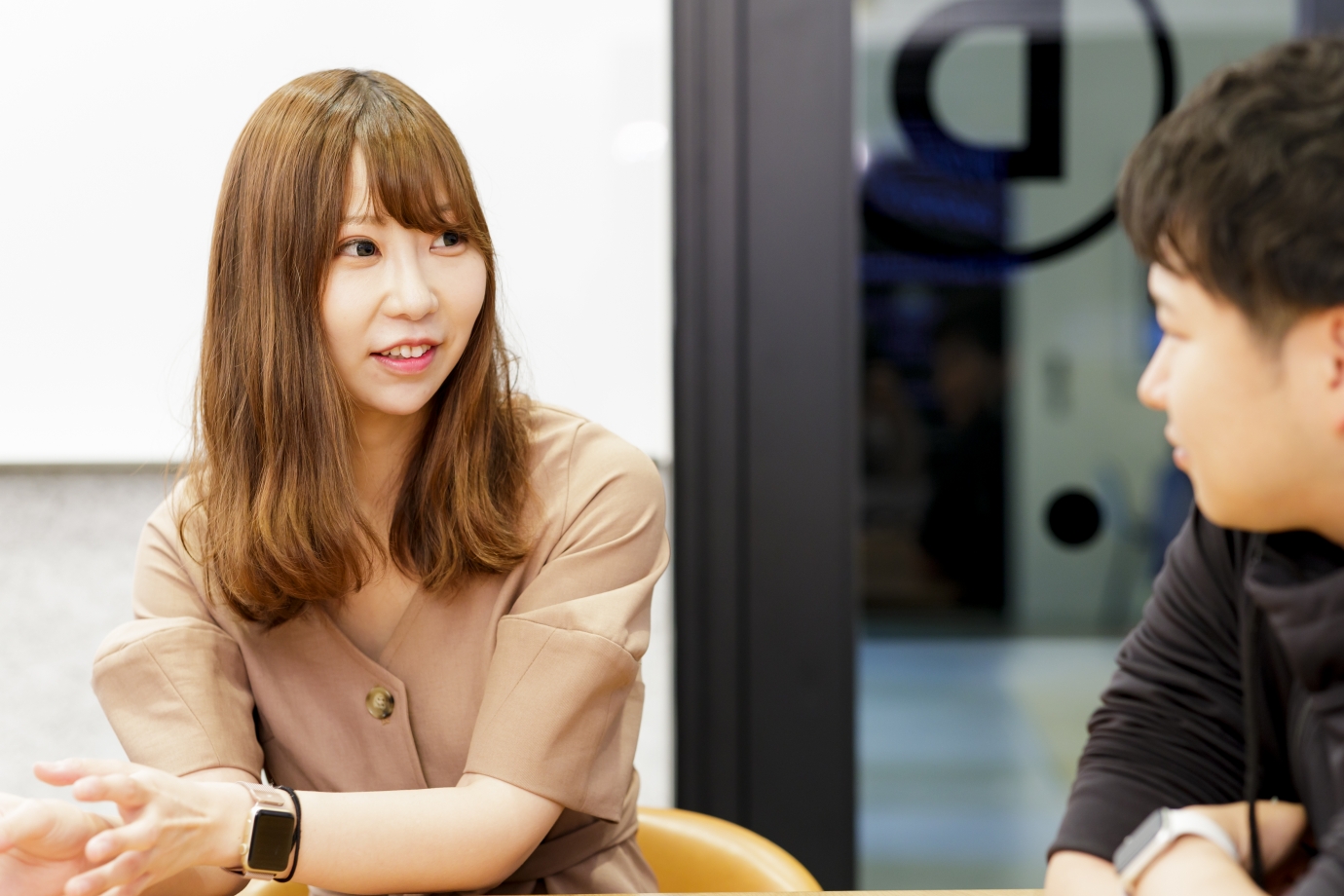 IT企業の広報＆レースクイーン＆ライターという異色のパラレルキャリアを実践している橋本梢さん、株式会社HARESの代表であり「ファザーリング・ジャパン」の理事も務める西村創一朗さん