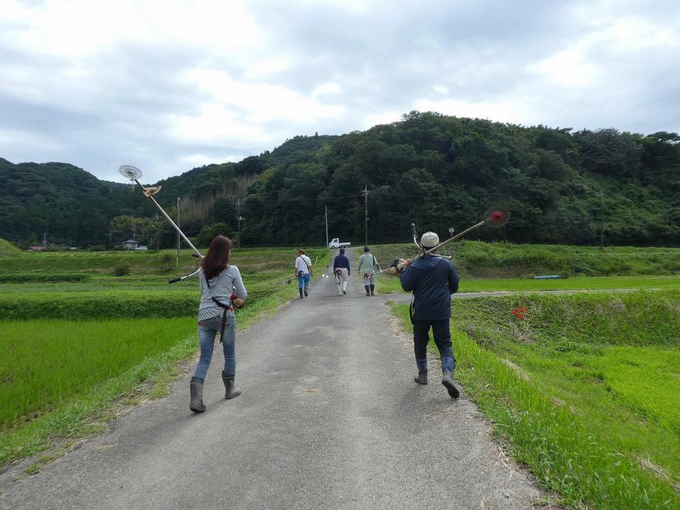 南房総の仲間と。草刈りに向かう馬場未織さん