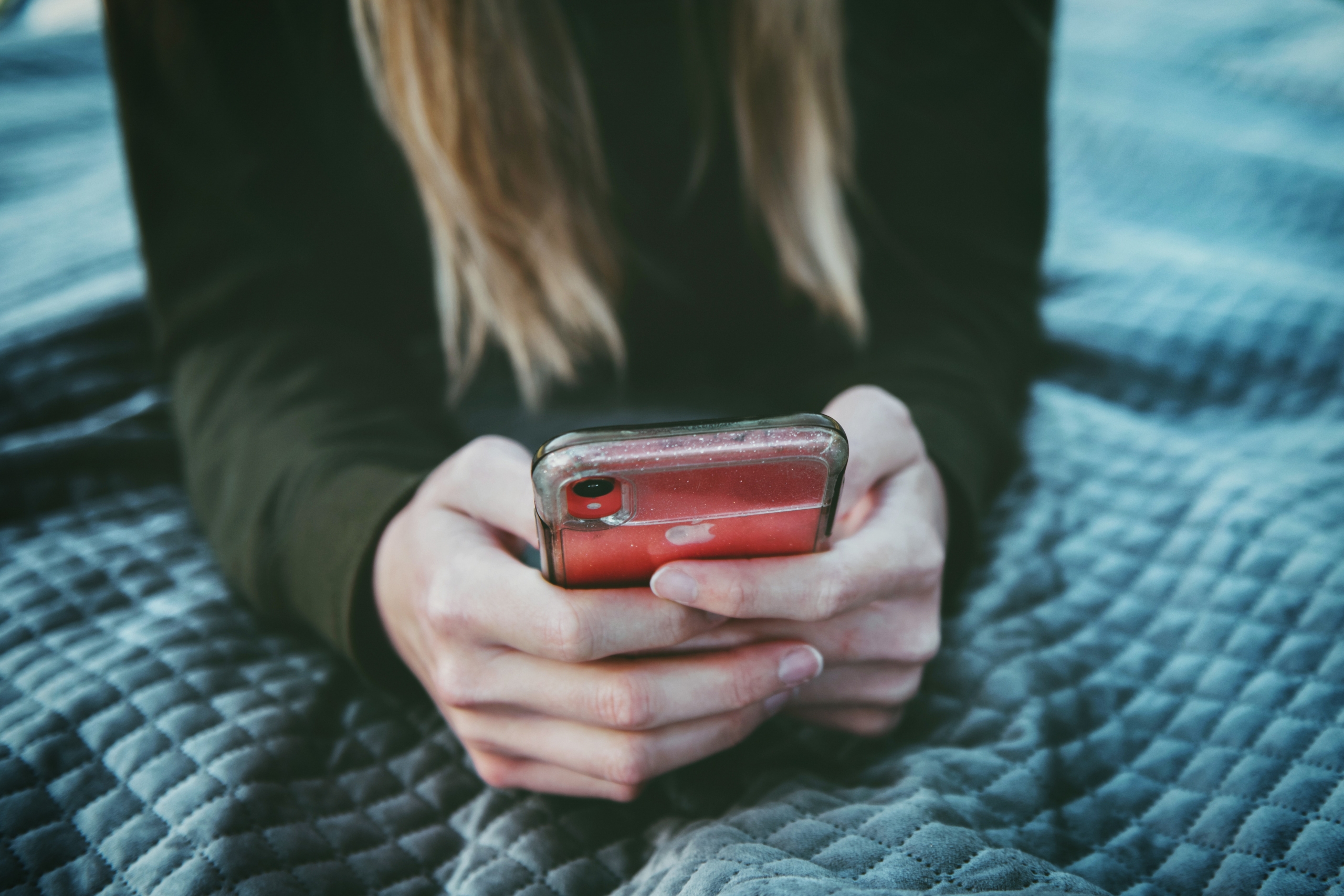 スマホを持つ女性