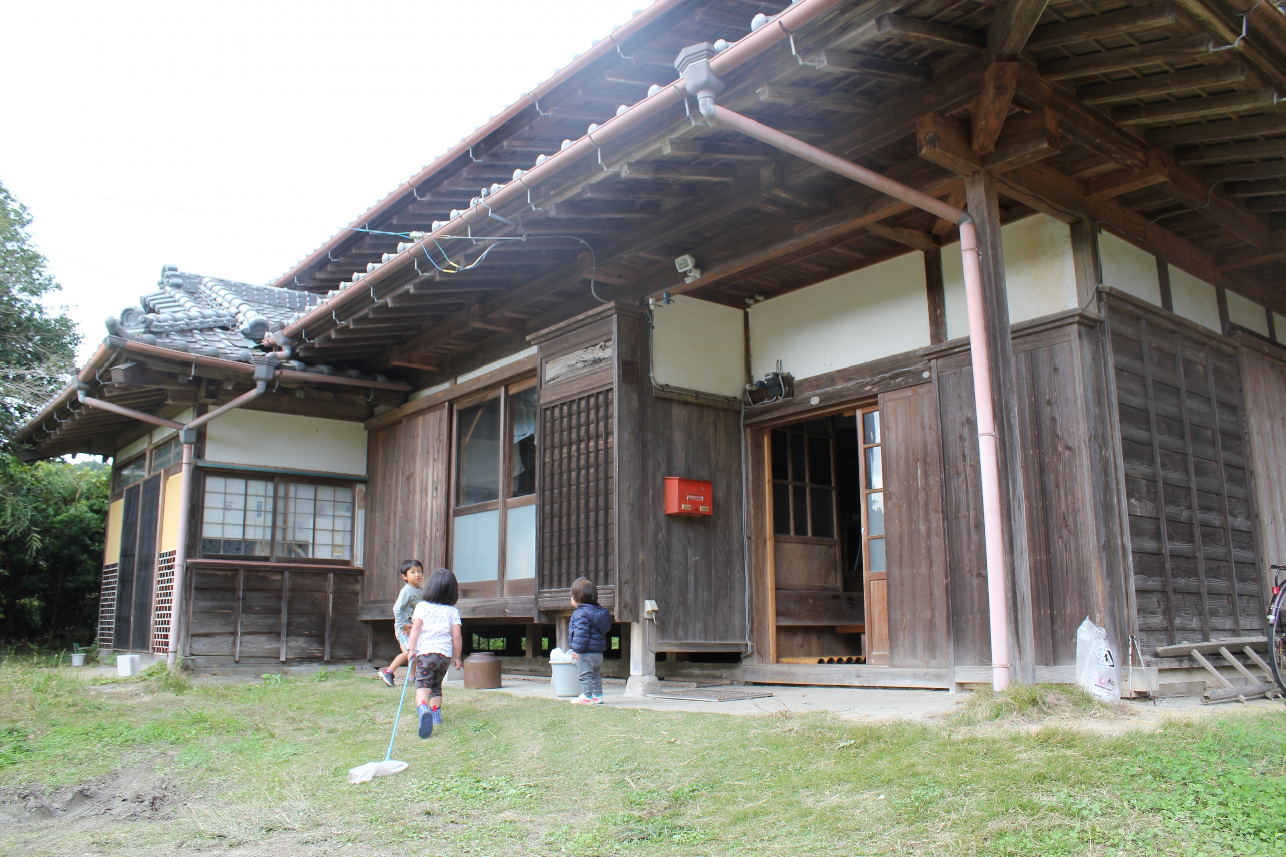古民家で遊ぶ子どもたち