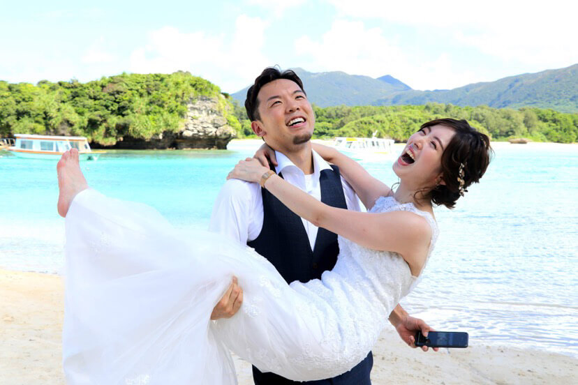 新道春香さん・新郎が新婦を抱きかかえる