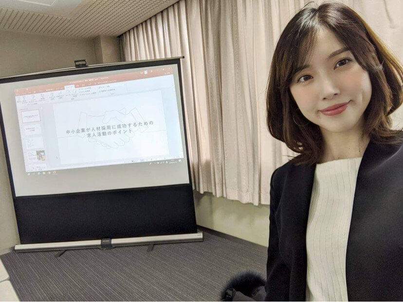 モニターの前に立つ女性