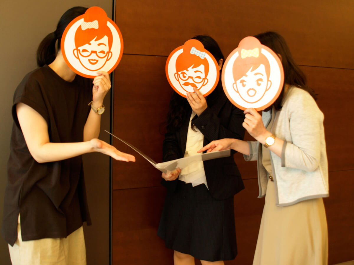 女性3人がノートを見ている