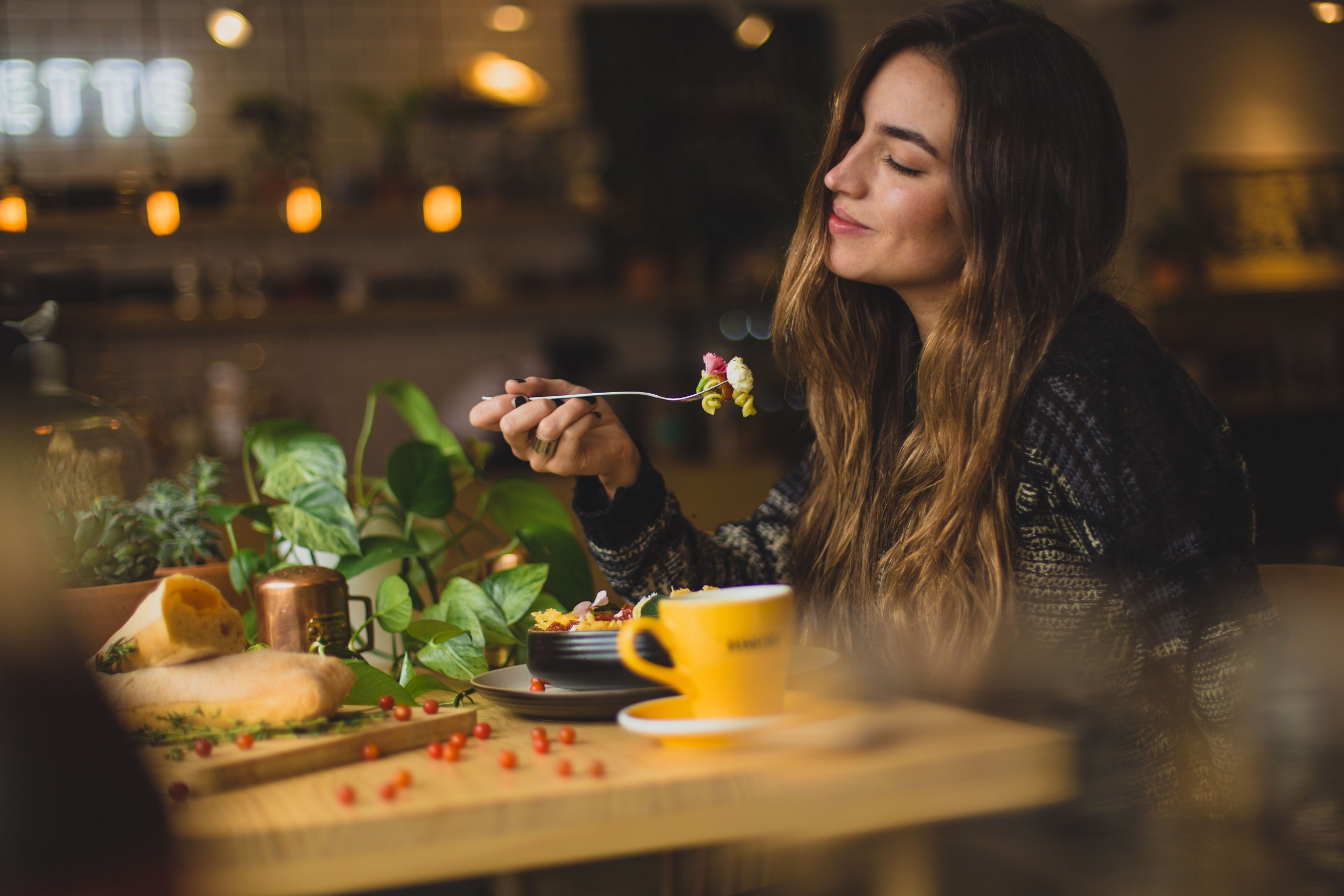 女性　食事